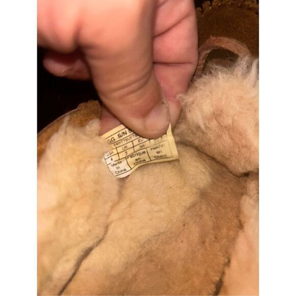 Ugg Dakota Moccasins size 4 girls - Picture 4 of 8